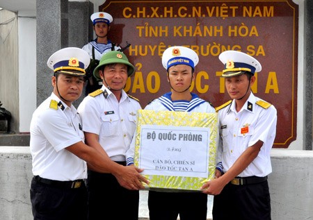Provinzen landesweit unterstützen Soldaten und Bewohner des Inselkreises Truong Sa - ảnh 1